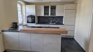 Villa | Cocina privada | Parrilla de estufa, utensilios de cocina y isla de cocina