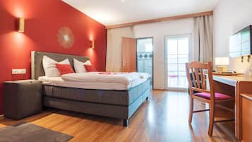 1 habitación, decoración personalizada, muebles diferentes y escritorio