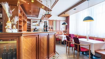 Mittagessen und Abendessen, lokale und internationale KĂŒche