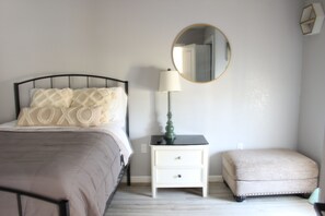 3 bedrooms, desk, travel cot, free WiFi - Experience convenience and comfort in this cozy fully updated modern home! (Oklahoma City)