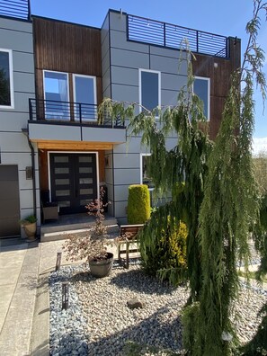 Exterior - Gem on the North Hill with Breathtaking rooftop views & Jacuzzi (Des Moines)