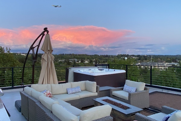Rooftop/Jacuzzi/lounge area/rooftop kitchen