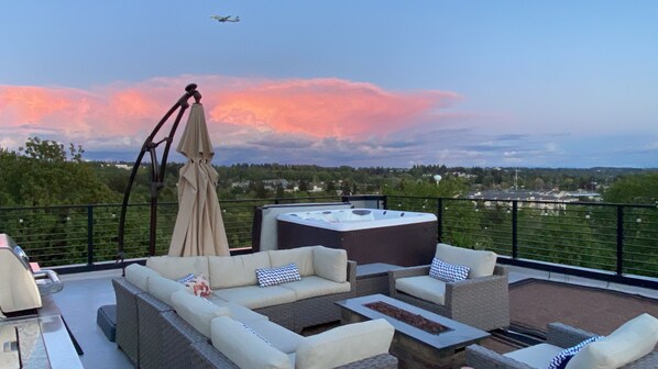 Terrace/patio - Gem on the North Hill with Breathtaking rooftop views & Jacuzzi (Des Moines)