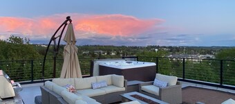 Gem on the North Hill with Breathtaking rooftop views & Jacuzzi