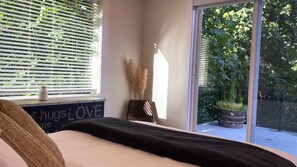 5 bedrooms, iron/ironing board, travel crib, free WiFi - Gem on the North Hill with Breathtaking rooftop views & Jacuzzi (Des Moines)