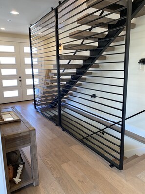 Interior - Gem on the North Hill with Breathtaking rooftop views & Jacuzzi (Des Moines)