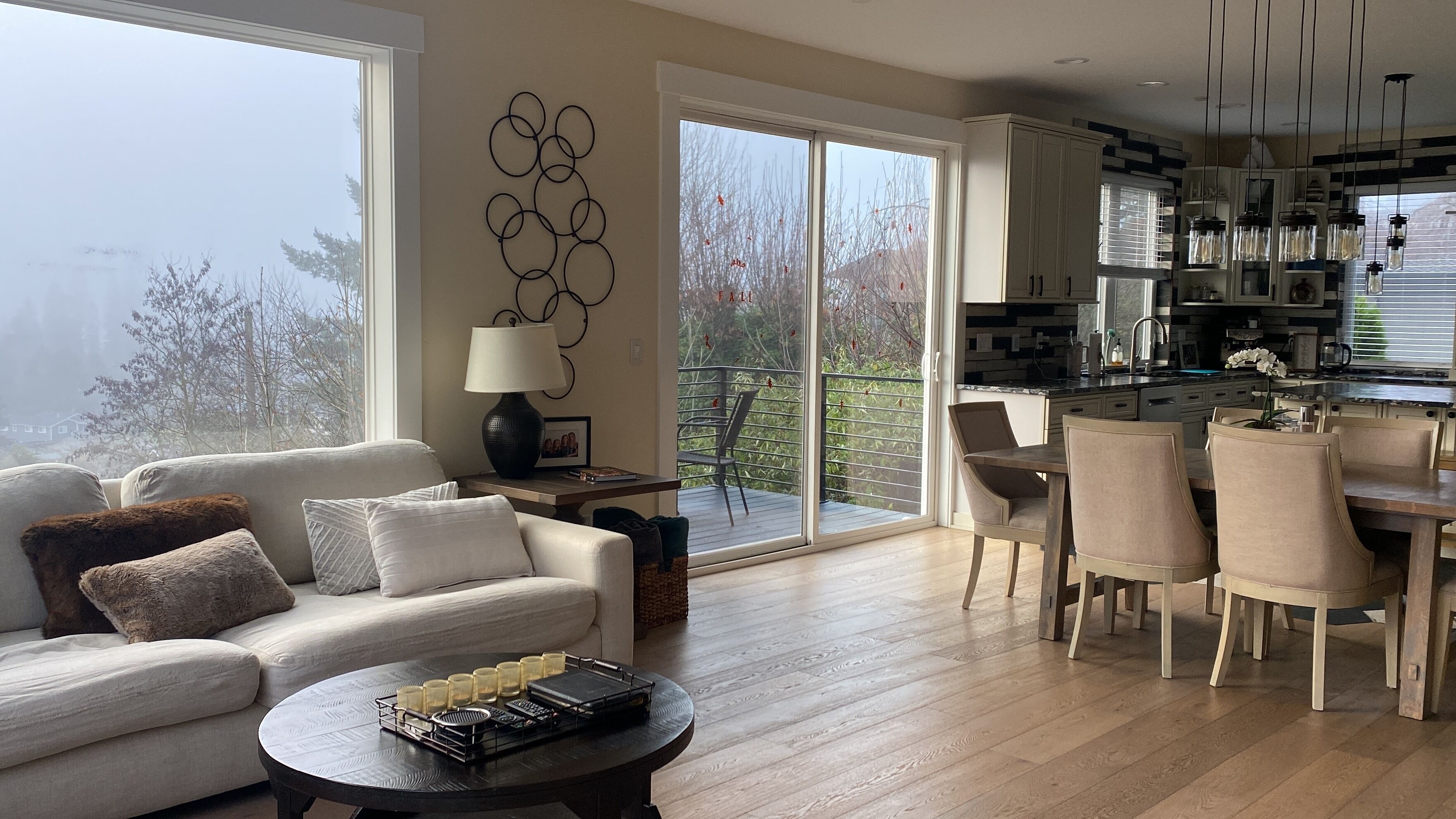 Smart-TV, DVD-spiller, bøker og filmbibliotek