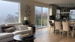 Smart-TV, DVD-spiller, bøker og filmbibliotek