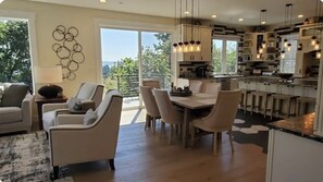 Interior - Gem on the North Hill with Breathtaking rooftop views & Jacuzzi (Des Moines)