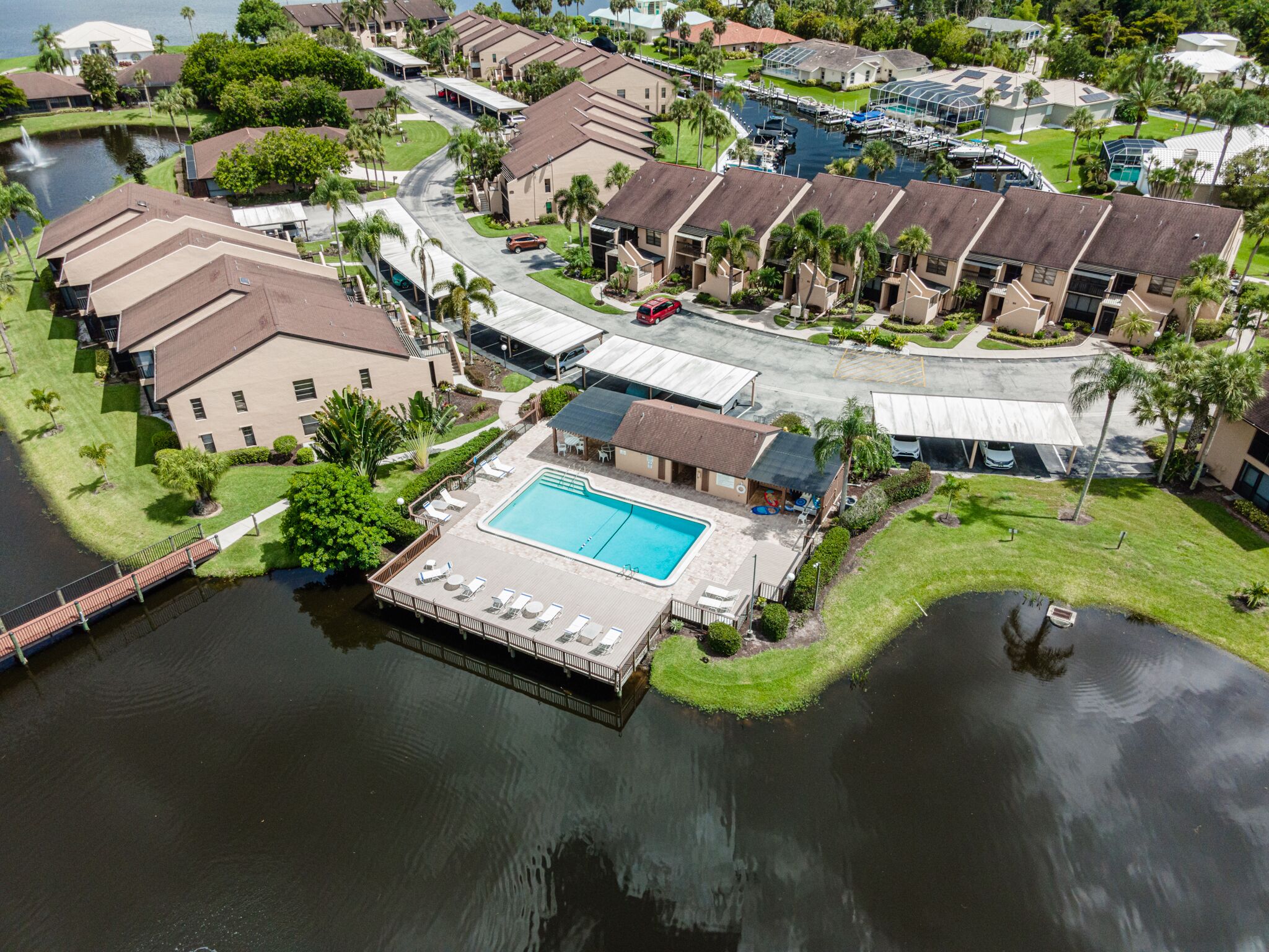 Cozy 2-bed 2 Bath 2nd Floor condo WiFi, AC in tranquil community Pool, Lake View