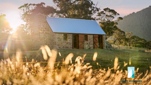 The Stone Cottage at Wollondibby - Heritage Listed l Renovated l Fire Place