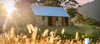 The Stone Cottage at Wollondibby - Heritage Listed l Renovated l Fire Place