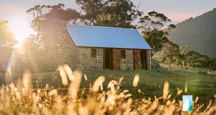 The Stone Cottage at Wollondibby - Heritage Listed l Renovated l Fire Place