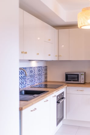 Réfrigérateur, four à micro-ondes, un four, surface de cuisson