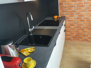 KylskÄp, mikrovÄgsugn, spishÀll och diskmaskin