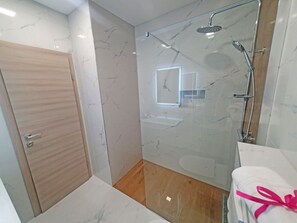 Een douche, een haardroger, handdoeken, zeep