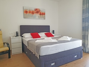 1 slaapkamer, een kluis op de kamer, een strijkplank/strijkijzer