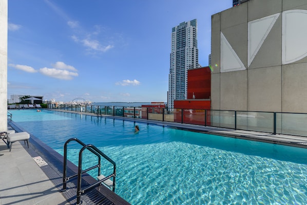 Una piscina al aire libre, camas de piscina gratis, sombrillas