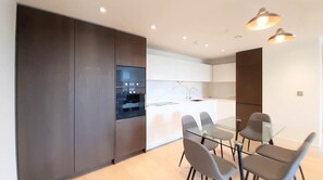 Fridge, microwave, oven, stovetop - Beautiful 2-bed Apartment in London (London)