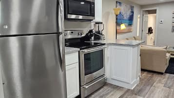 Jääkaappi, mikroaaltouuni, uuni, liesi