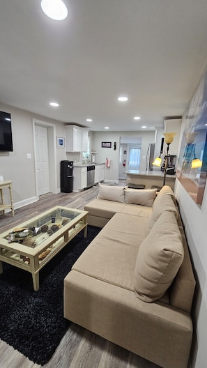 Smart TV - Charming and cozy 2-bed home in Evesham with everything needed for your stay.  (Evesham)