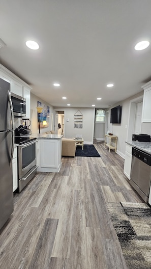 Fridge, microwave, oven, stovetop - Charming and cozy 2-bed home in Evesham with everything needed for your stay.  (Evesham)