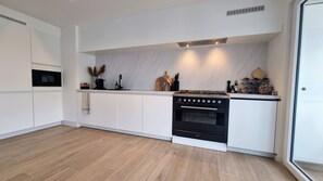 Een koelkast, een microgolfoven, een oven, een kookplaat