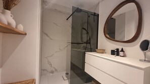 Douche, sĂšche-cheveux, serviettes fournies, savon
