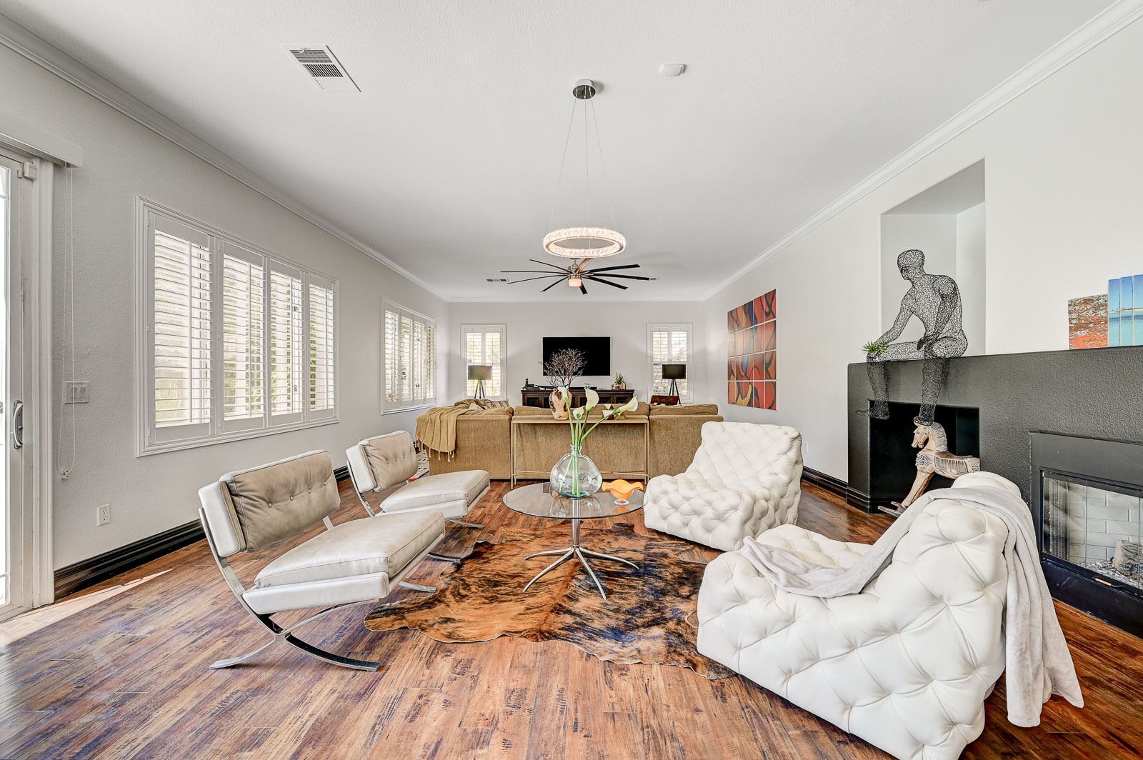 Gated GEM! Private Pool, Pool Table, Island Kitchen, Huge Master & Soaking Tub