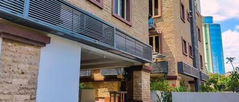 Vista frontal de la propiedad