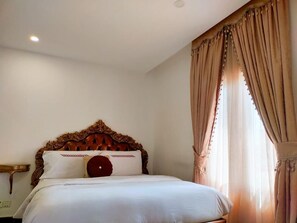 Desk, laptop workspace, soundproofing, free WiFi - Catherine Villa (Lagos)