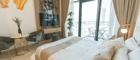 Een strijkplank/strijkijzer, internet, beddengoed