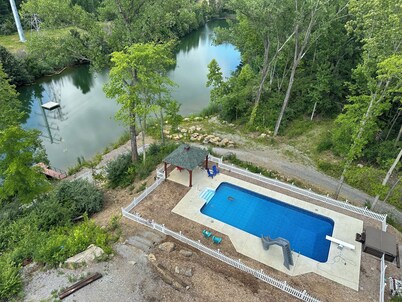 Experience Glamping in style. Private Hot tub spa! Private lake -Pet Friendly