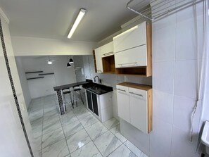 Refrigerador, microondas, horno y cafetera y tetera 
