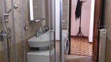 Bruser, hårtørrer, bidet, håndklæder