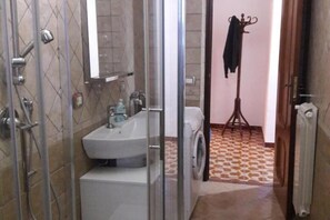 Dusche, Haartrockner, Bidet, Handtücher