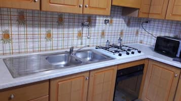 Frigorifero, microonde, forno, piano cottura