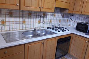 Frigorífico, microondas, horno y placa de cocina