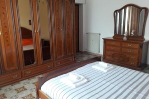 2 Schlafzimmer, Bügeleisen/Bügelbrett, Bettwäsche