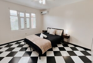 5 Schlafzimmer, Schreibtisch, Bügeleisen/Bügelbrett, Reisekinderbett