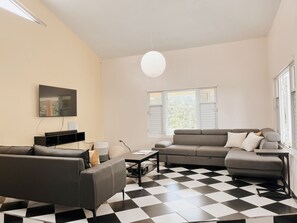 Smart-TV, Tischtennisplatte