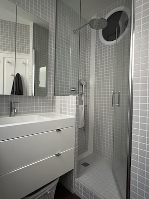 Dusj, hårføner, håndklær og såpe