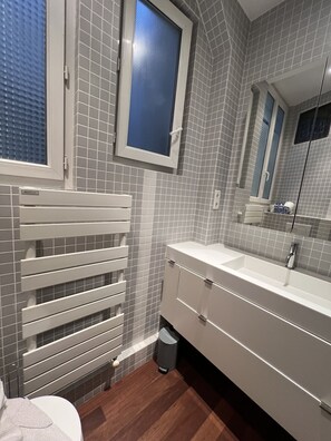 シャワー、ヘアドライヤー、タオル、石鹸