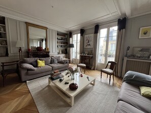 Living area - Appartement Familial Rénové Haussman 140 M2 4 Chbres Metro Wagram (Paris)