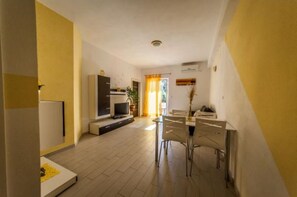 Apartment (Mit - 100m to the sea - A3(4) Zuti) | Dining