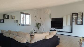 Apartment (Mit - 100m to the sea - A5(4+2) b&w) | Living room