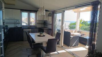 Apartment (Mit - 100m to the sea - A5(4+2) b&w) | Living area