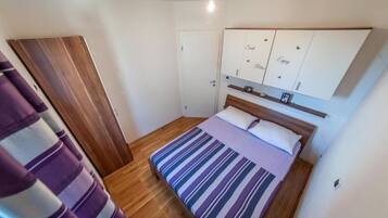 Apartment (Mit - 100m to the sea - A4(2+2) Purpl) | 1 bedroom, free WiFi