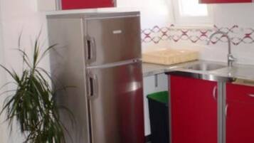 Apartment (Mit - 100m to the sea - A1(4) Crveni) | Private kitchen