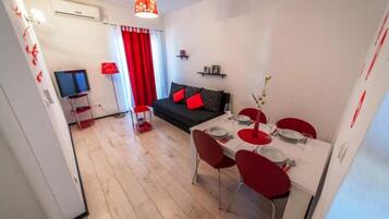 Apartment (Mit - 100m to the sea - A1(4) Crveni) | Living room